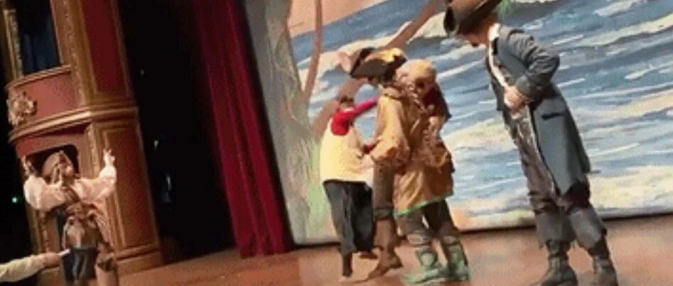 “叫你狂！”迪士尼游客上台打人，警方通报！