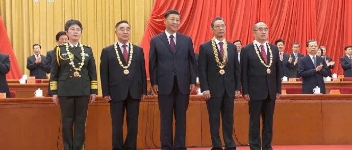 以国家名义，向英雄致敬！