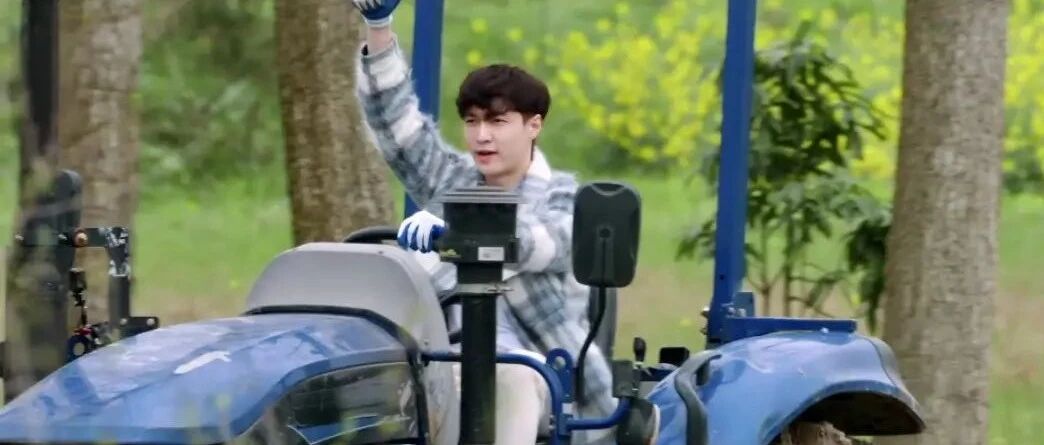 张艺兴晒拖拉机驾照，李荣浩回复亮了!