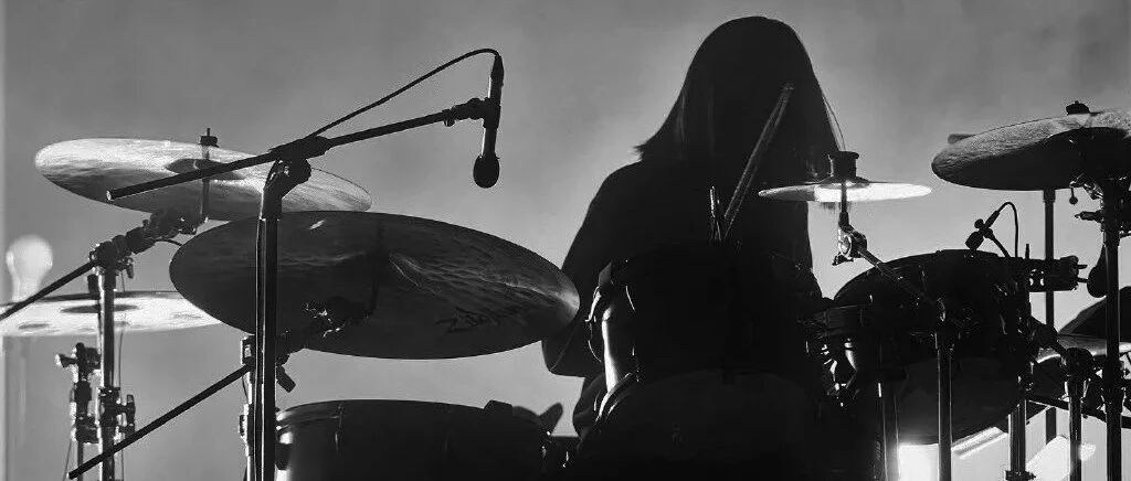 不敢信！乐团女鼓手被曝离世，年仅26岁