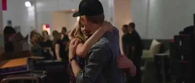 她又被曝订婚了！