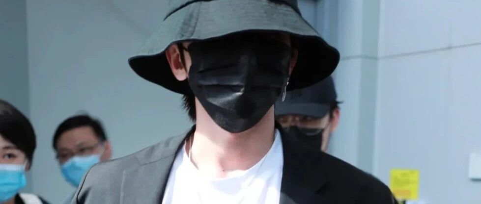 热搜第一！男艺人演唱会违规演出被罚