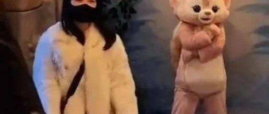 “顶流女星”踩“心”赶人？网友吵上热搜...