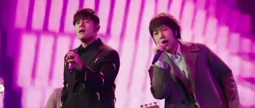 再看亿遍！周杰伦五月天再合体，我又初恋了！