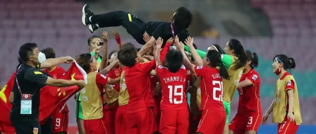 男足发声祝贺女足！黄健翔哭了，足协重奖