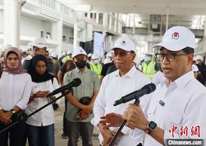 Menhub Budi Gong Xi Fa Chai di KA Cepat Jkt-Bdg-Image-2