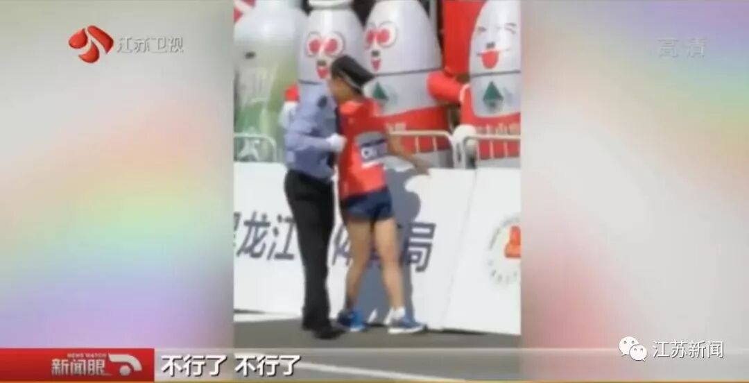 马拉松最后100米，一个男人背着他冲刺！这也行？这很行！