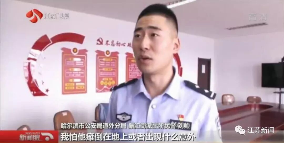 马拉松最后100米，一个男人背着他冲刺！这也行？这很行！