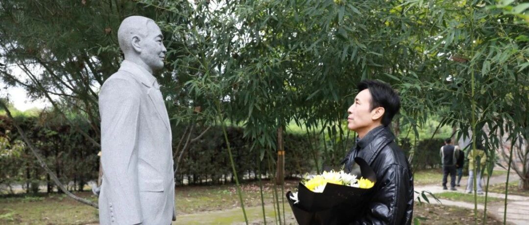 于和伟向吴石烈士敬献鲜花