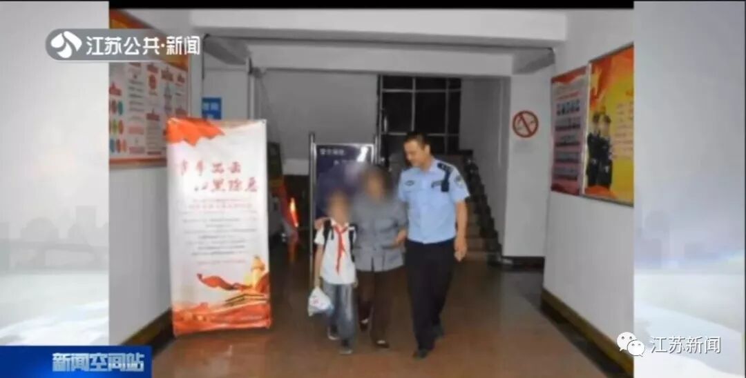 小学生迷路被送进派出所 民警轮流辅导作业