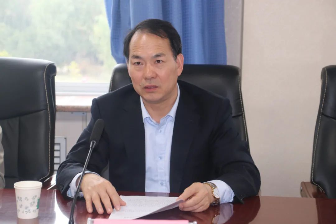 座谈会上,于彦章向新乡医学院副院长雒保军一行表示欢迎,并介绍了医院