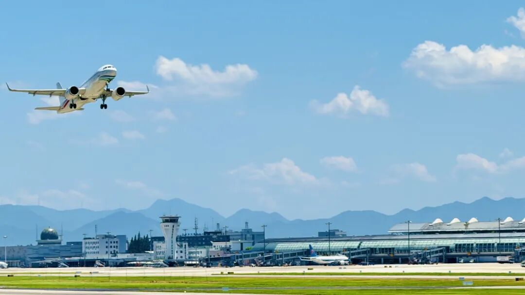 多彩贵州航空公司空客320客机在宁波机场起飞。范洪 摄.jpg