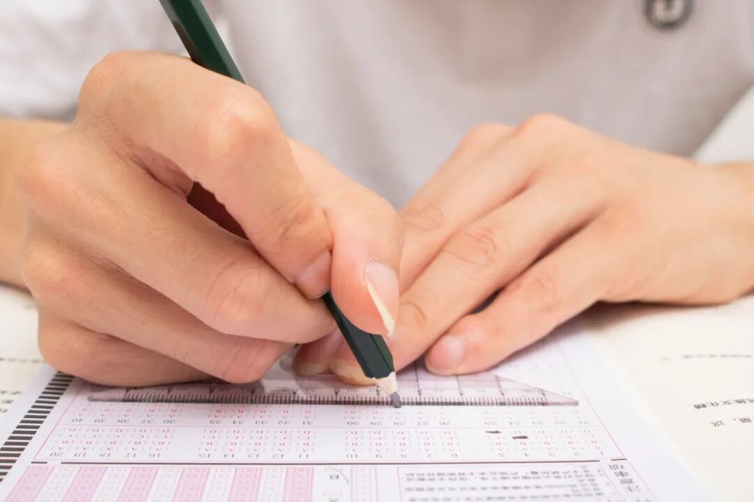 千库网_教育文化白天学生考试教师姿势摆拍摄影图配图_摄影图编号201329(1).jpg