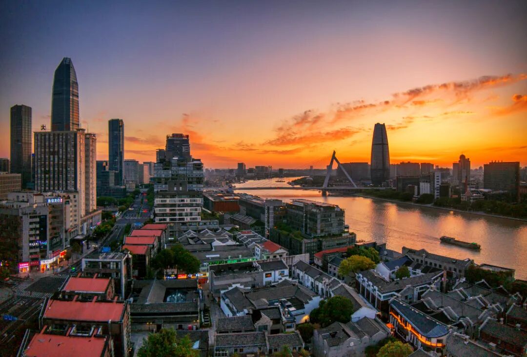 《晨韵老外滩》+易国庆+13957842287+2025年7月3日拍摄于老外滩.jpg