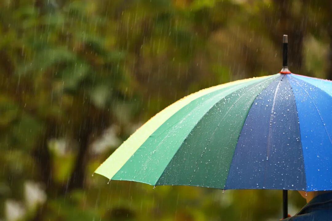 千库网_有明亮雨伞的人在街上下雨 特写_摄影图编号20104325.jpg