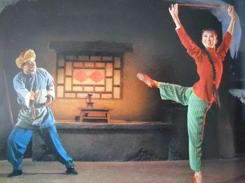 陈蓉晖小提琴《白毛女随想曲》演绎经典 石钟琴芭蕾舞 - 微文周刊