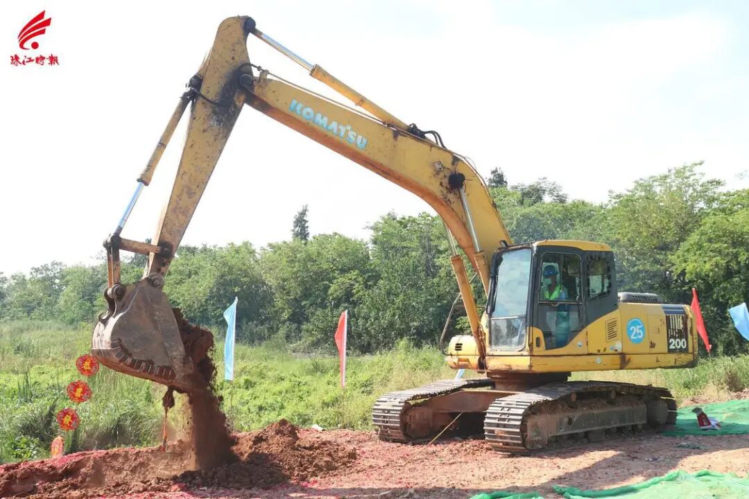 挖掘機等大型設備進場施工。