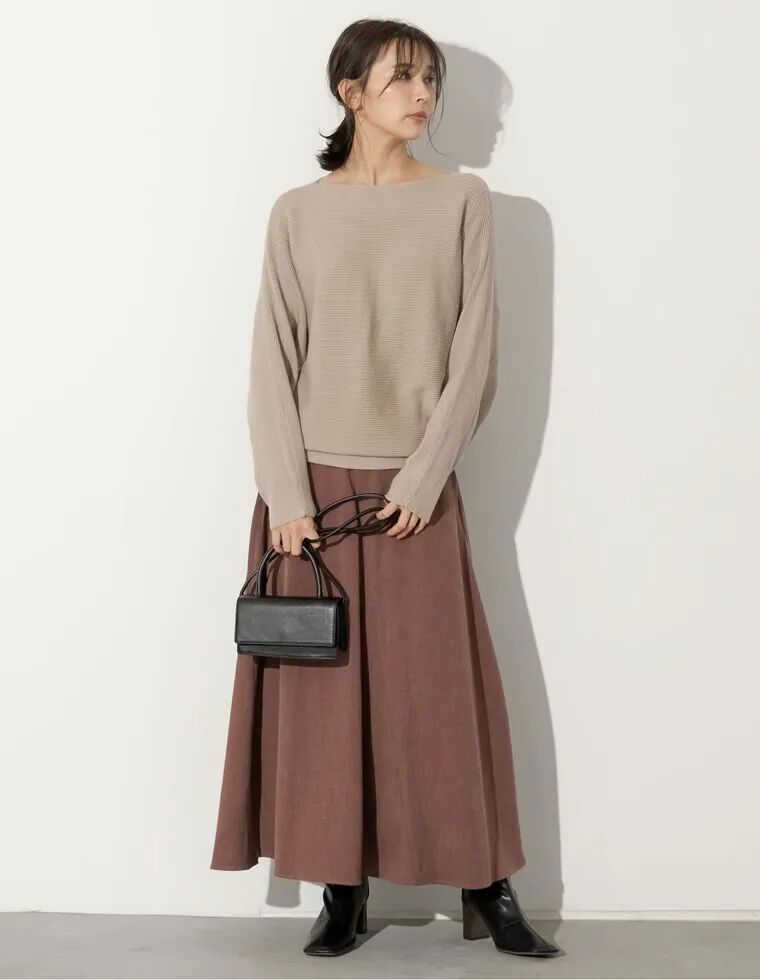 冬天的大衣都是一些深沉的黑色,灰色,如果你穿上一件奶茶色的衣服