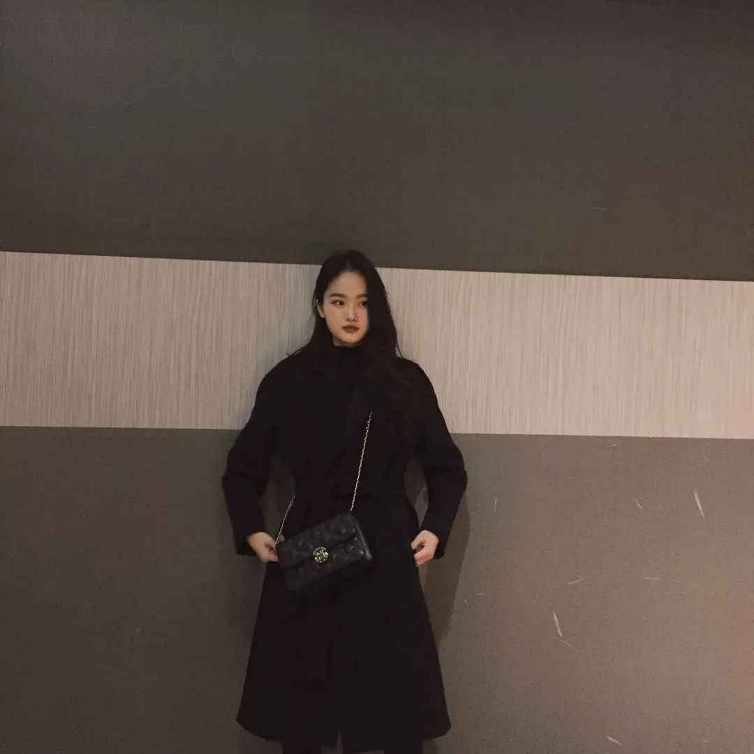 Jennie慵懶風襲來，來看看韓國女生都怎麼穿出慵懶氣質 時尚 第47張