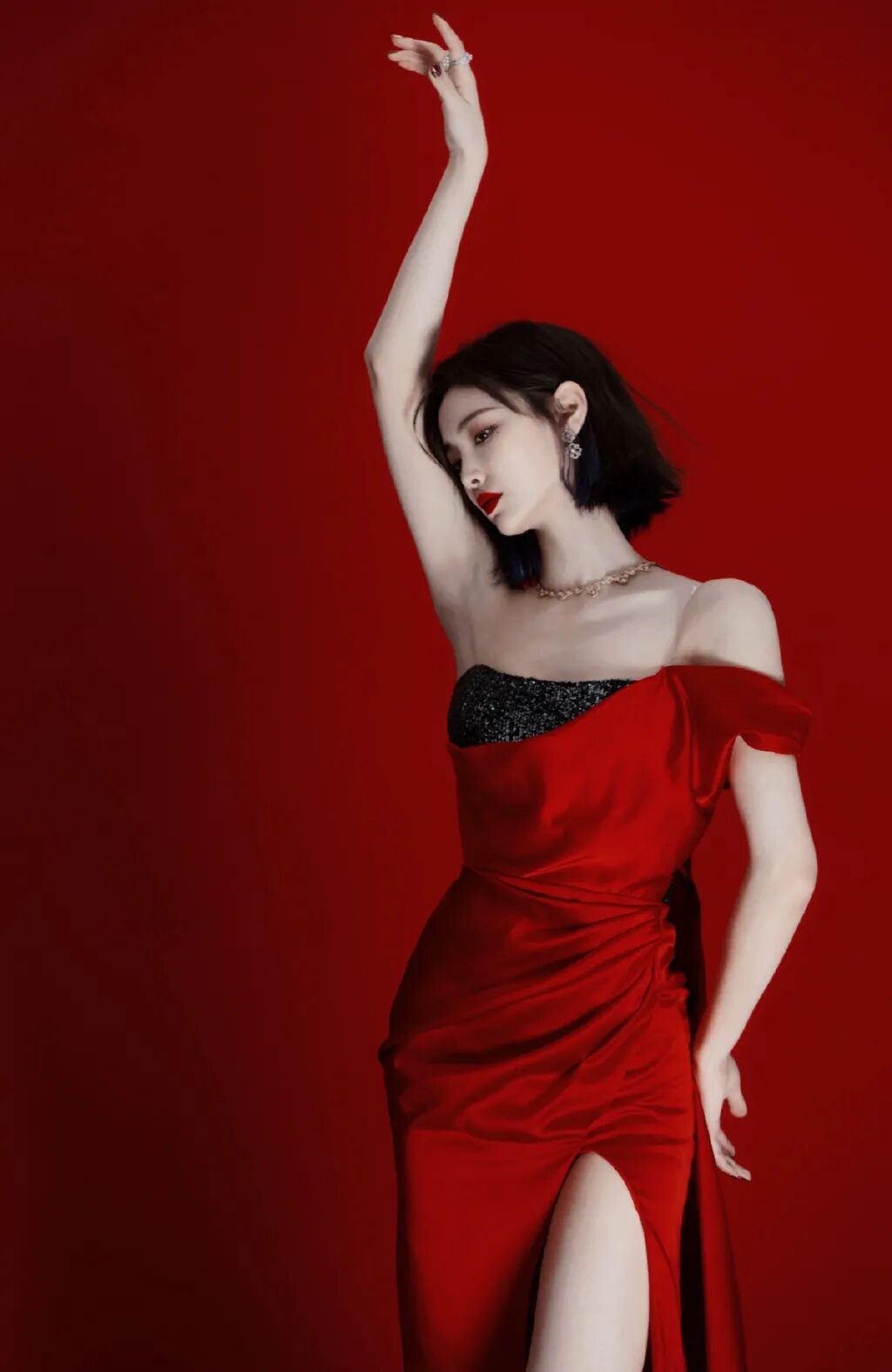 许佳琪出席新浪时尚风格大赏,身穿红色开叉礼裙,外披黑色大衣,明媚