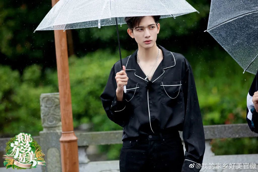梅雨季的撑伞大片
