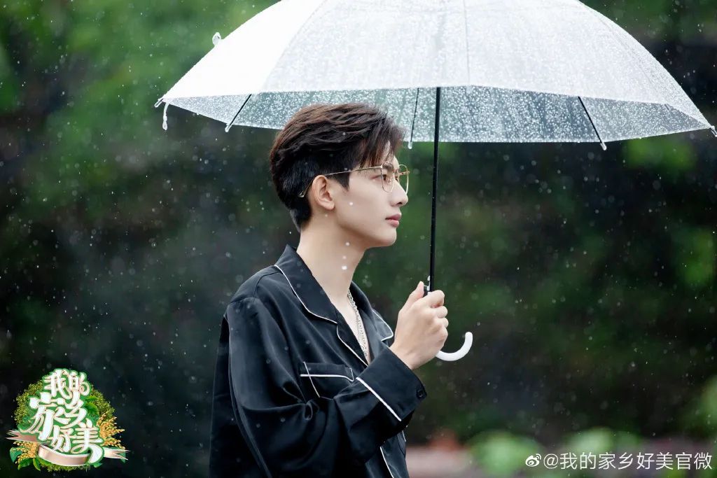 梅雨季的撑伞大片