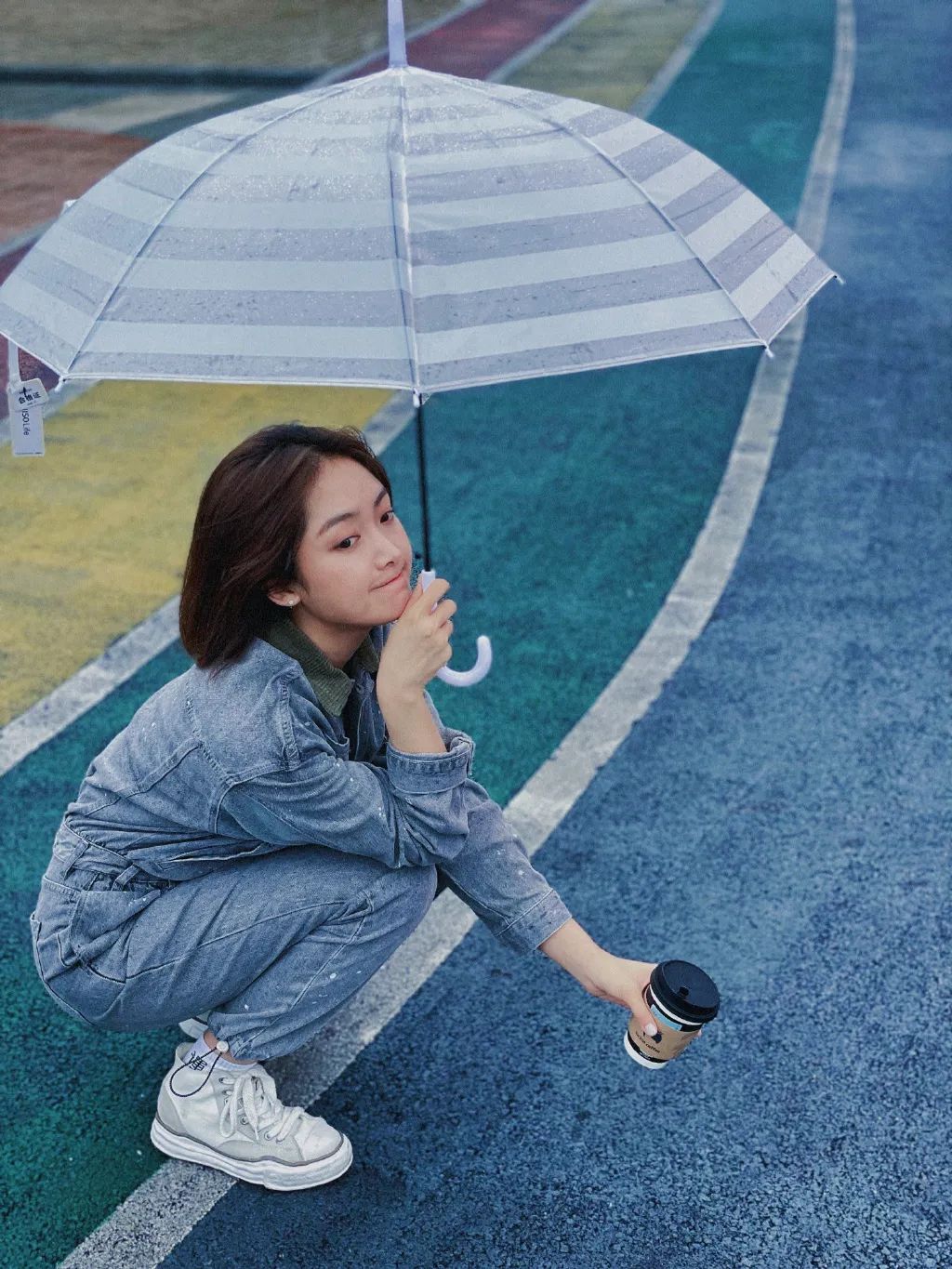 梅雨季的撑伞大片