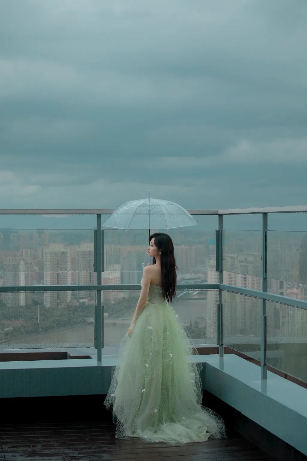 梅雨季的撑伞大片