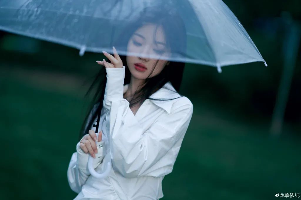 梅雨季的撑伞大片
