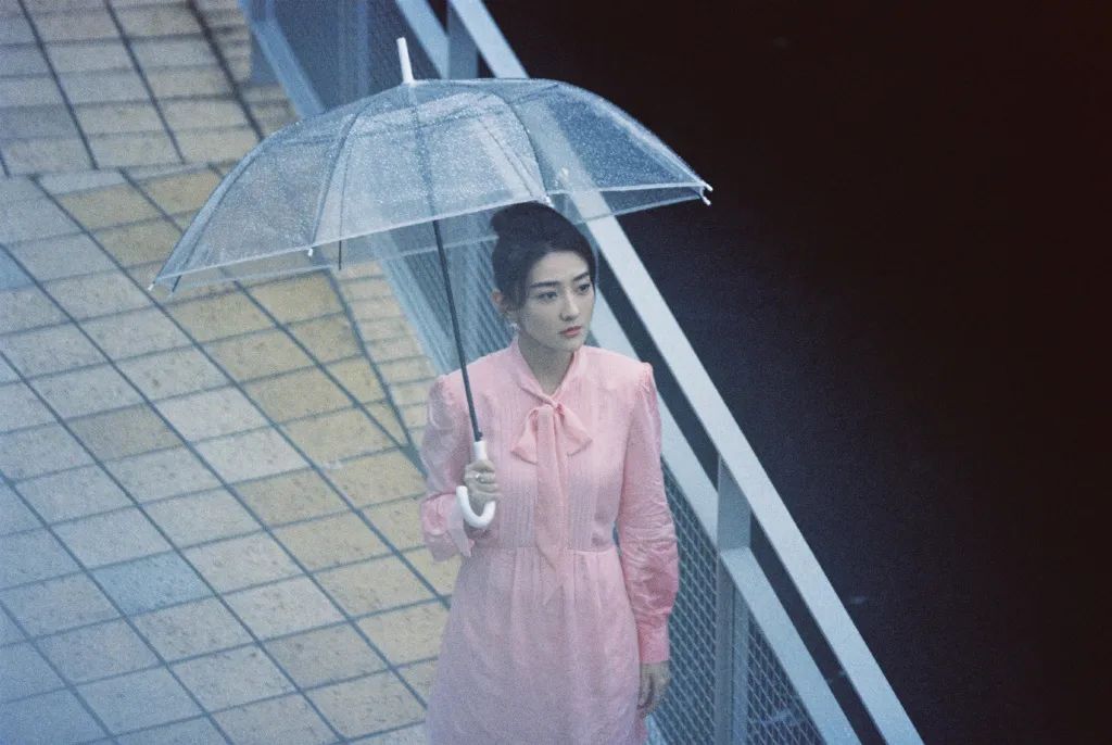 梅雨季的撑伞大片