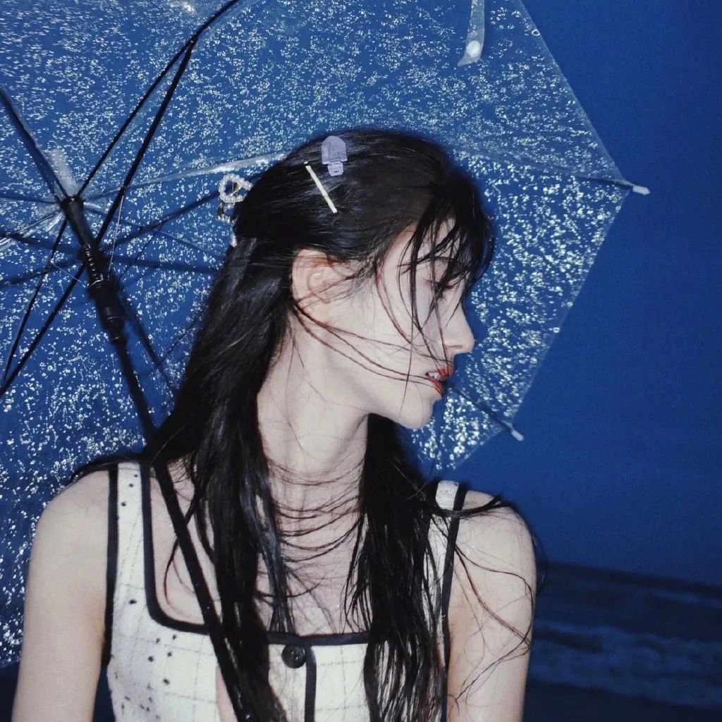 梅雨季的撑伞大片