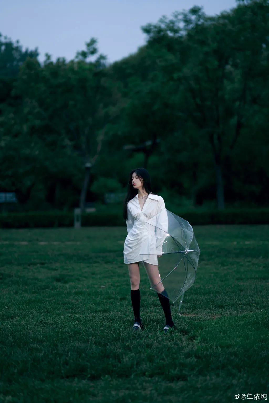 梅雨季的撑伞大片