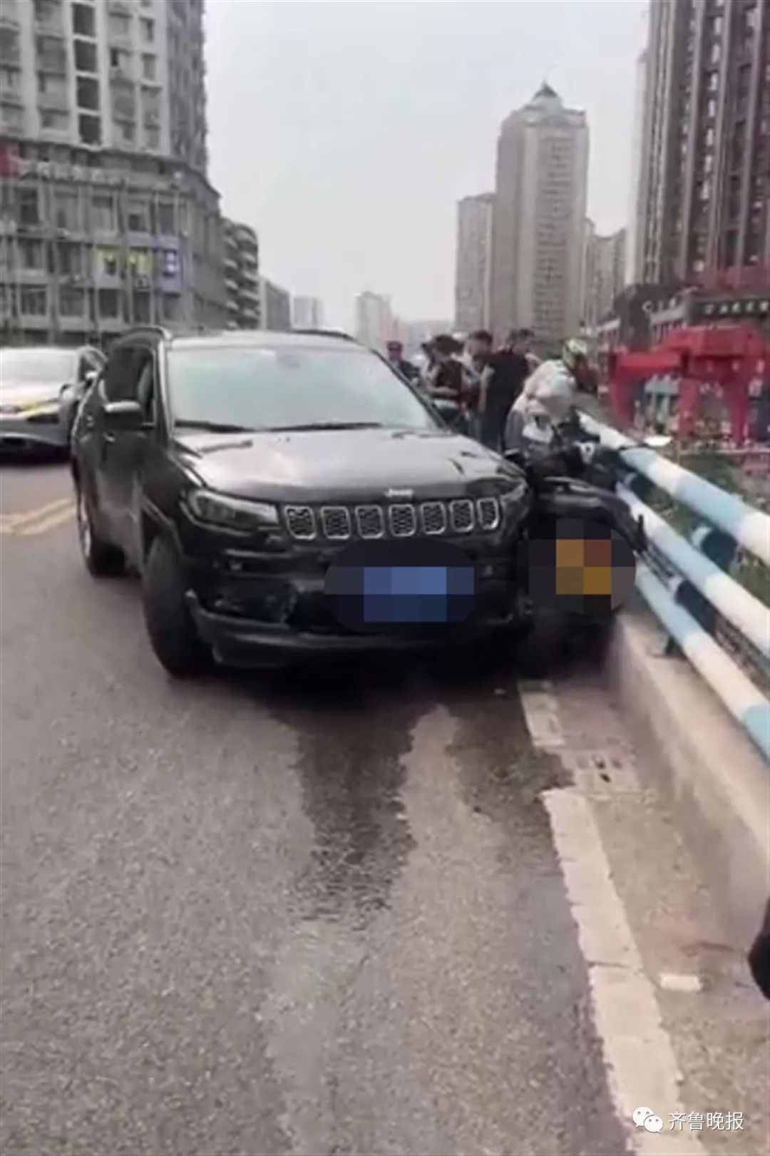令人心碎的一幕！摩托车手在高架桥上被一辆汽车撞倒，警方报告