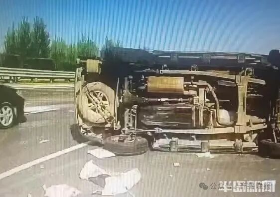 1辆、2辆 ……16辆！济青高速上这一幕被刷屏点赞！多位热心司机讲述经过