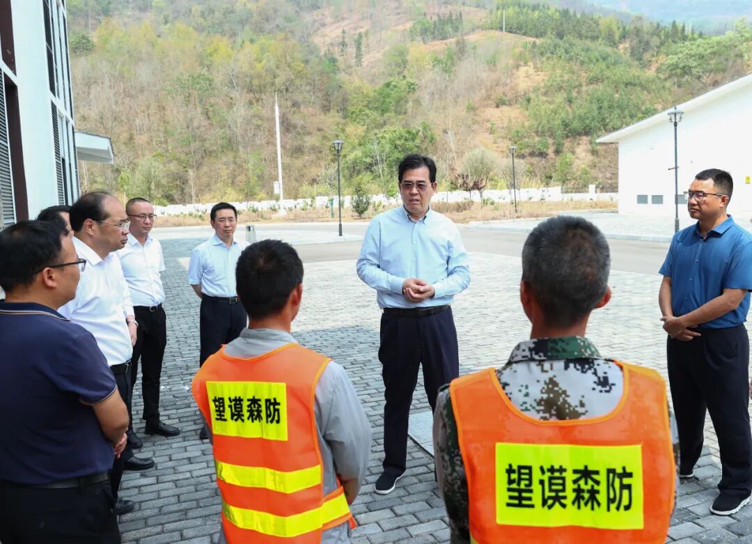 李炳军在黔西南州调研