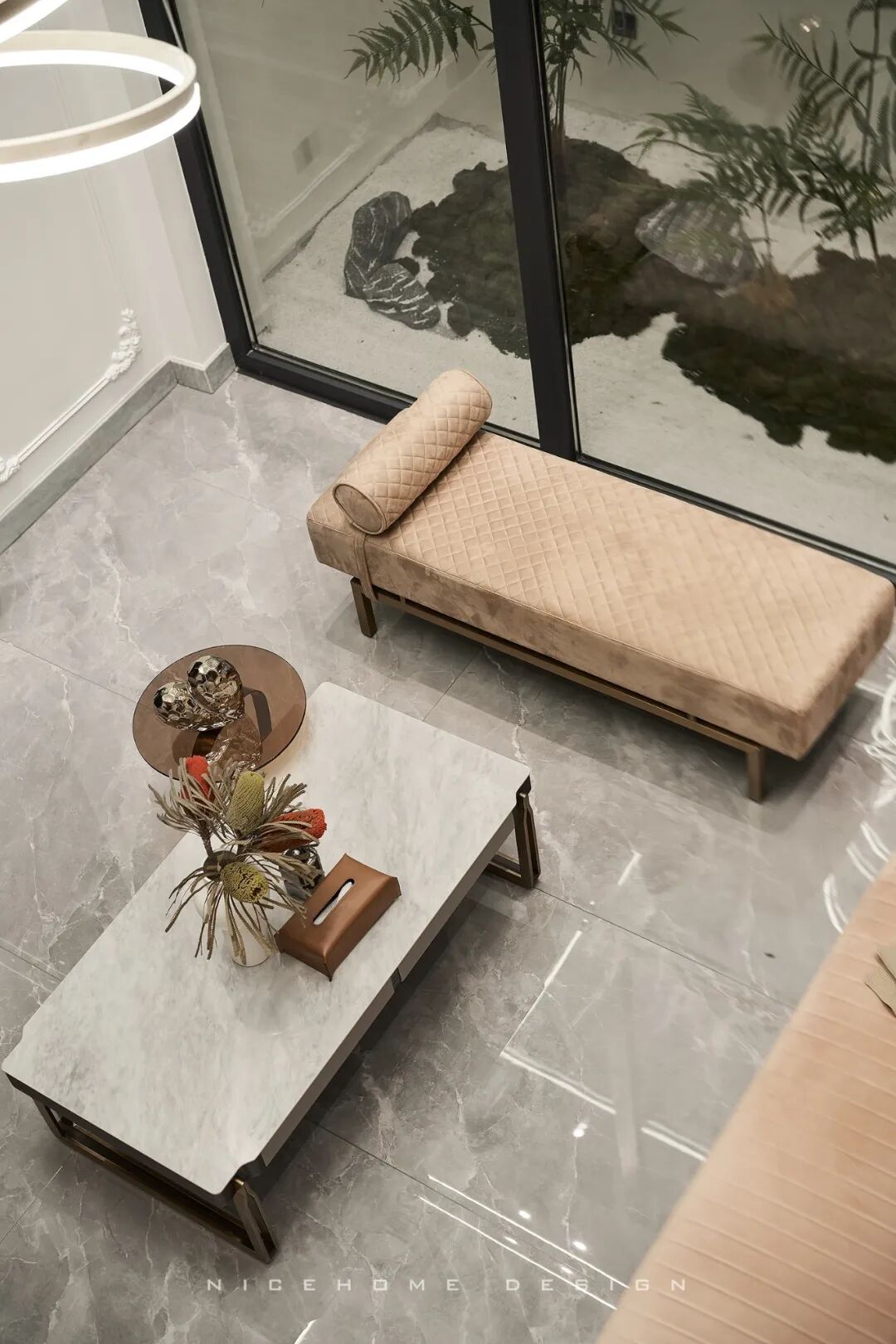 家具摆放同色系的沙发与矮榻,以及cassina红色单椅,主材和色彩的平衡