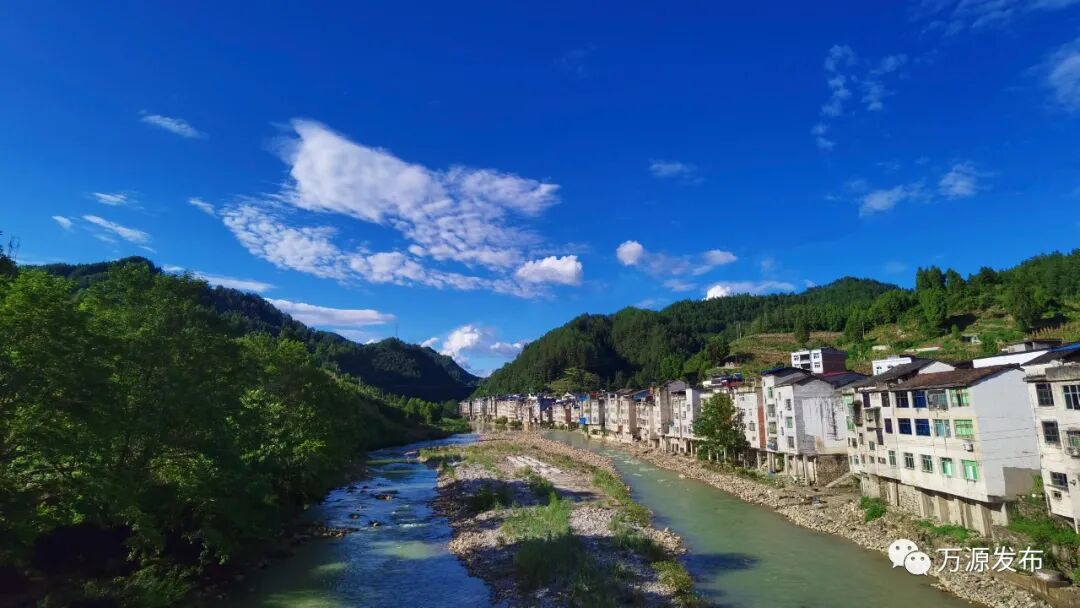 首页>新闻>县市区>万源> 2020-08-24 13:11 天空,是水晶蓝; 白