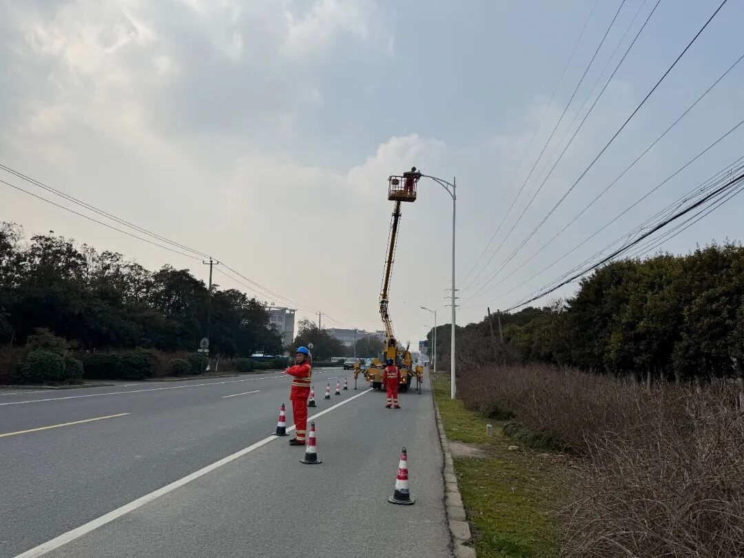 6.迎宾大道维修路灯（设置安全警示区）.jpg