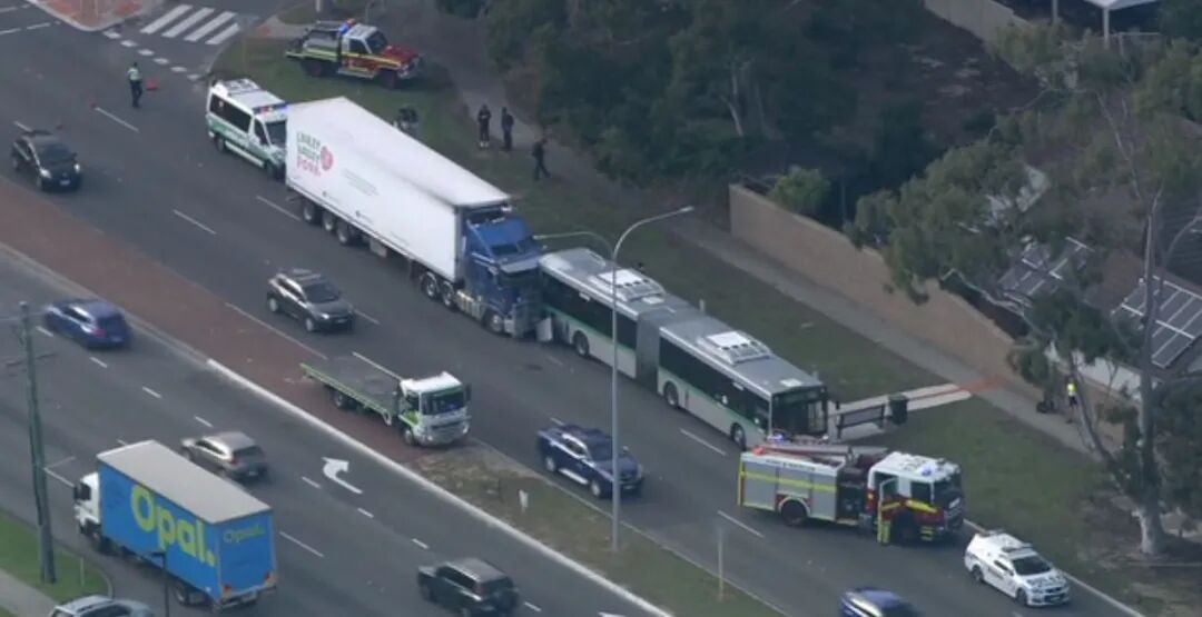 突发！珀斯交通要道一辆卡车追尾载有学生的校车，造成道路堵塞 - 1