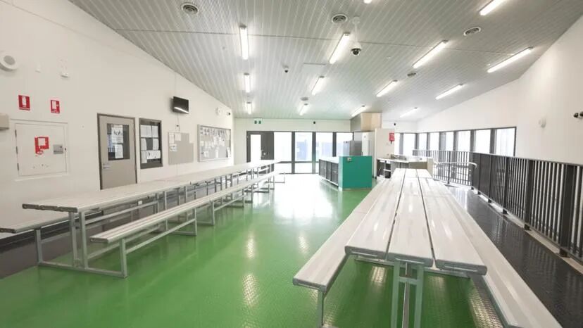 奖励不良行为？西澳青少年囚犯吃完肯德基，第二天就砸牢房、爬屋顶，攻击狱警...（组图） - 3