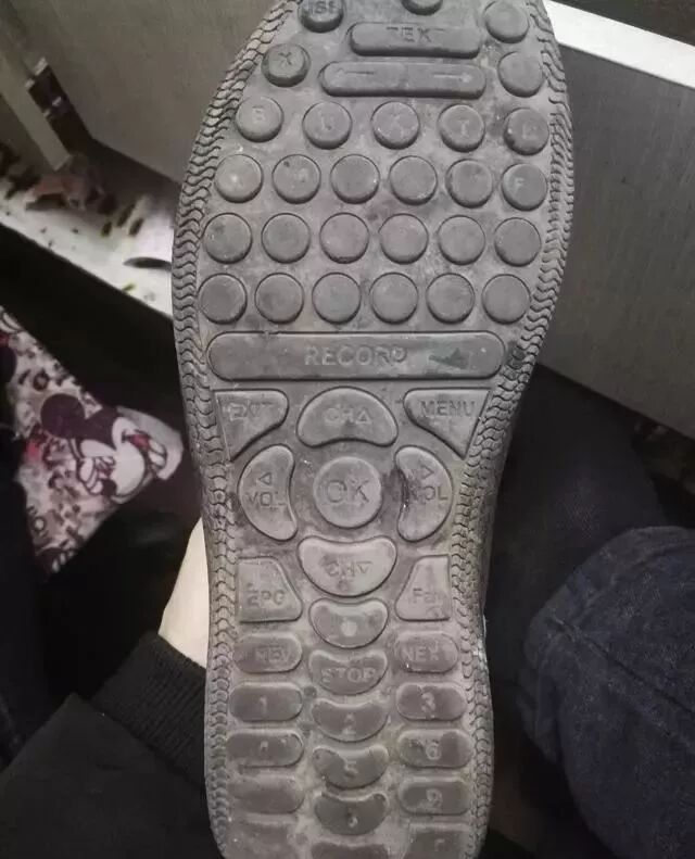 我今天突然发现 我得鞋底居然是遥控器