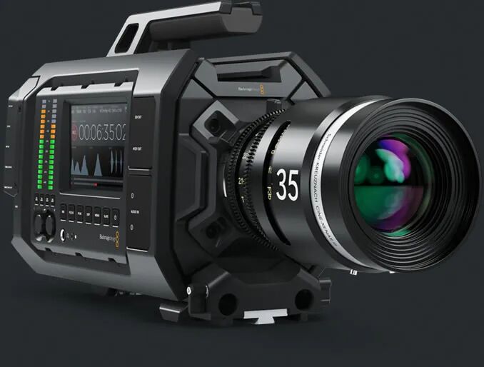 初代 Blackmagic URSA 的十英寸主屏与侧面五英寸操作屏