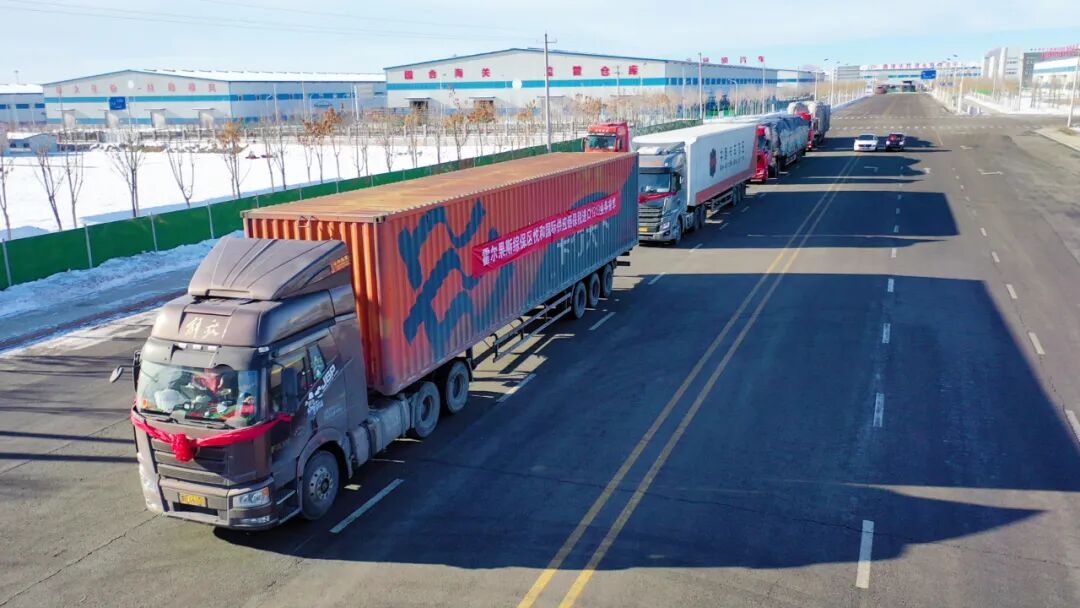 （霍尔果斯综合保税区跨境电商1210首单业务车辆）