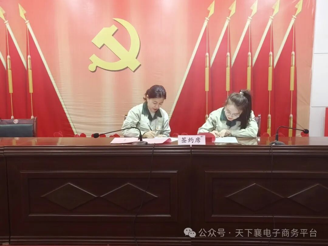 董事长李艳军作重要讲话会议最后,公司董事长李艳军作重要讲话.