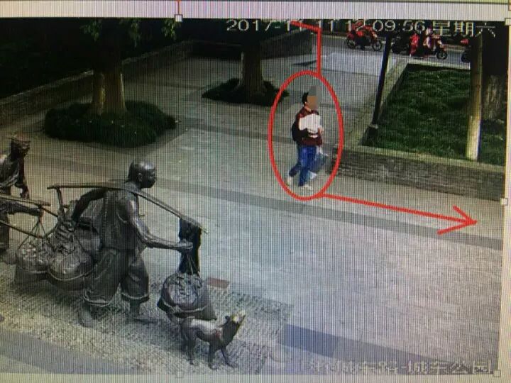 女婴被弃公园 警方通过监控寻回父亲:我已有仨女儿