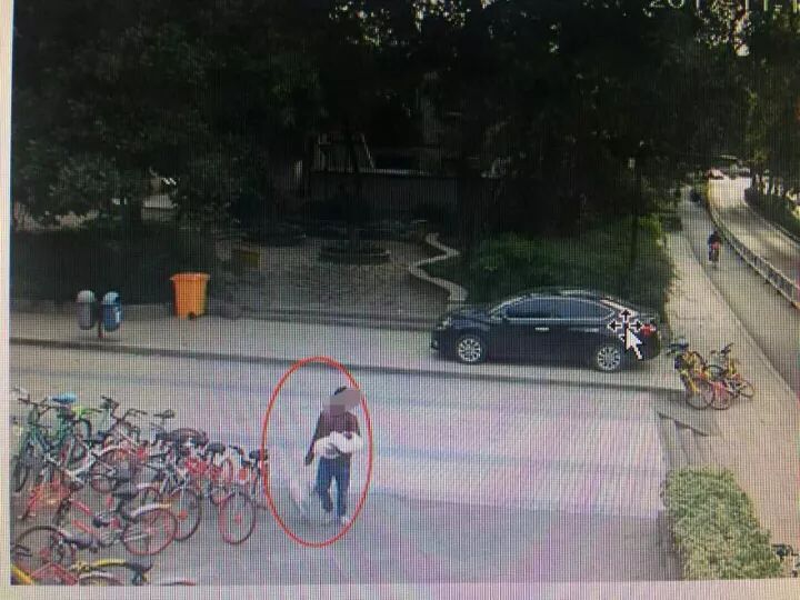 女婴被弃公园 警方通过监控寻回父亲:我已有仨女儿