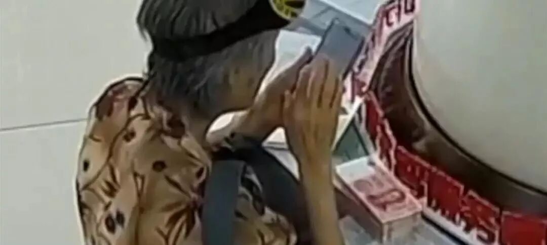 7旬老太网恋给“老公”汇款 被拦后当街大骂民警