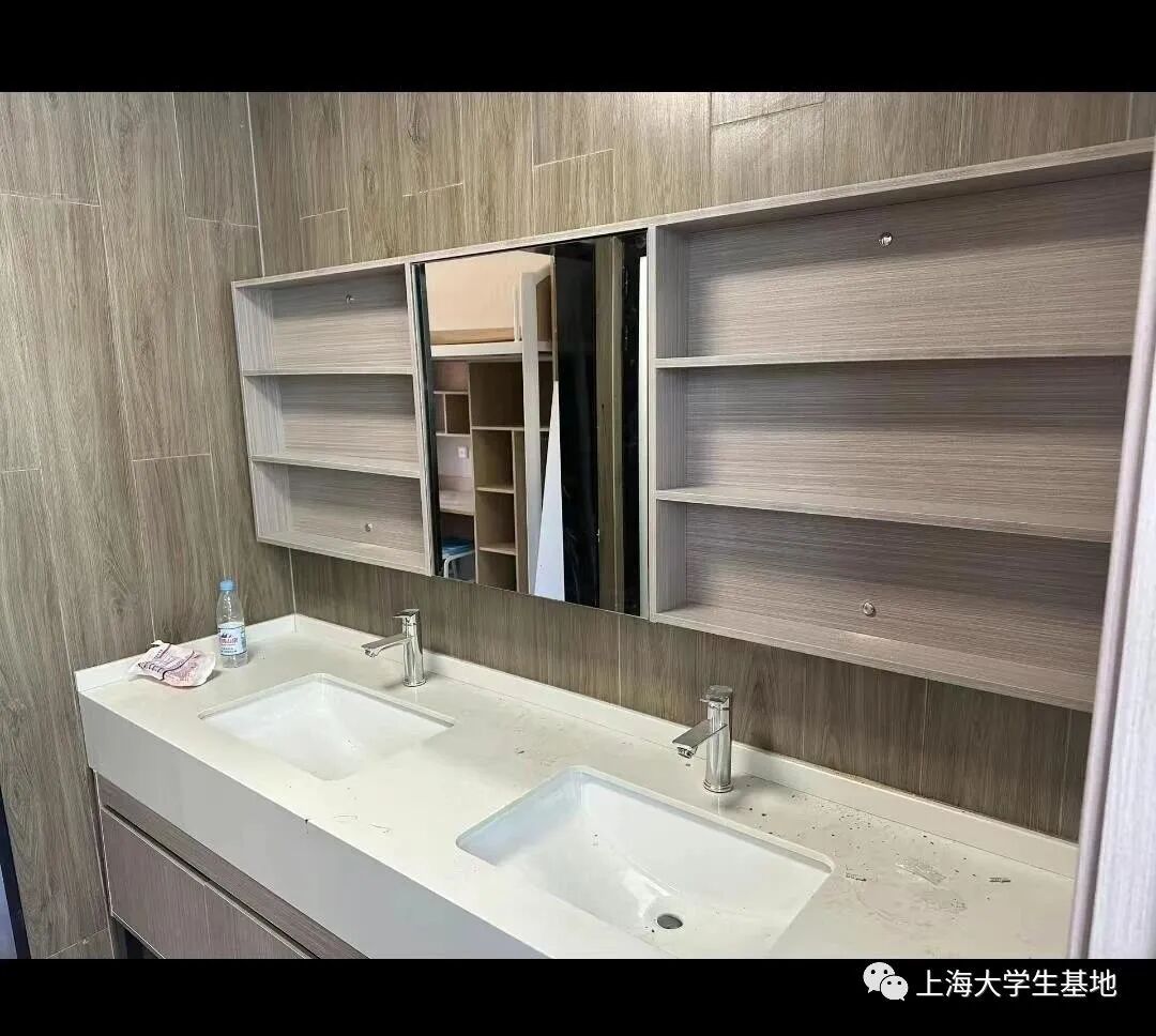 震旦职业学院四人间:上床下桌,有独立卫浴上海应用技术大学(新宿舍)