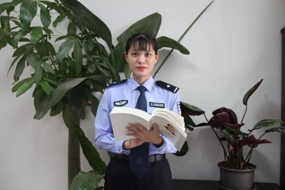 可盐可甜能文能武这样的警察小姐姐你爱了吗