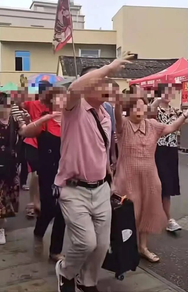 无人机在全红婵家上空飞，人群中出现“导游”？最新回应